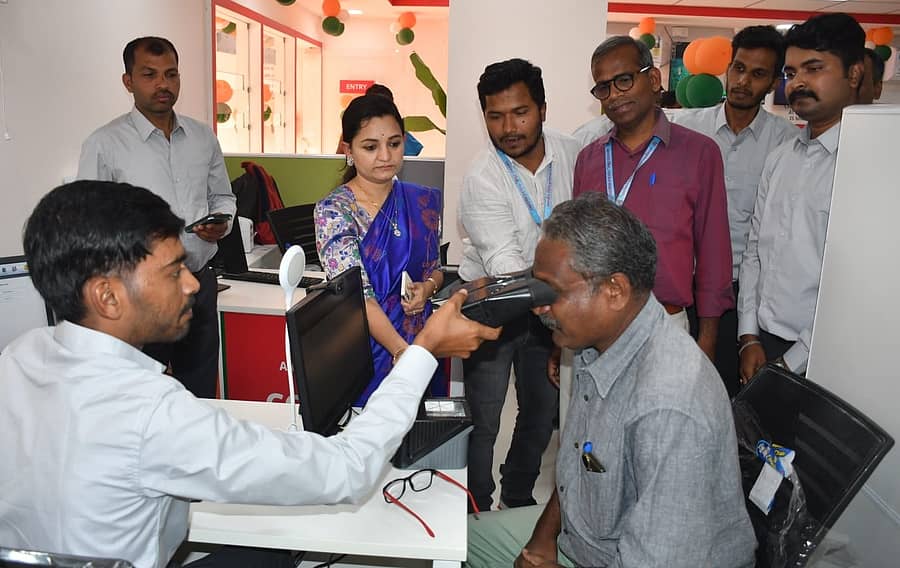 ಹುಬ್ಬಳ್ಳಿಯ ಕೇಶ್ವಾಪುರದಲ್ಲಿ ಸೋಮವಾರ ಉದ್ಘಾಟನೆಯಾದ ಆಧಾರ್‌ ಸೇವಾ ಕೇಂದ್ರದಲ್ಲಿ ನಾಗರಿಕರೊಬ್ಬರ ಕಣ್ಣಿನ ಸ್ಕ್ಯಾನ್‌ ಮಾಡಿ, ಬಯೊಮೆಟ್ರಿಕ್ ದೃಢೀಕರಿಸಲಾಯಿತು. ಜಿಲ್ಲಾಧಿಕಾರಿ ದಿವ್ಯಪ್ರಭು ಹಾಜರಿದ್ದರು