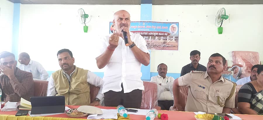 ಬೇಲೂರಿನ ಅಂಬೇಡ್ಕರ್ ಭವನದಲ್ಲಿ ಆಯೋಜಿಸಿದ್ದ ಪರಿಶಿಷ್ಟ ಜಾತಿ ಮತ್ತು ಪರಿಶಿಷ್ಟ ಪಂಗಡದ ಹಿತರಕ್ಷಣ ಸಮಿತಿ ಸಭೆಯಲ್ಲಿ  ಶಾಸಕ ಎಚ್.ಕೆ.ಸುರೇಶ್ ಮಾತನಾಡಿದರು