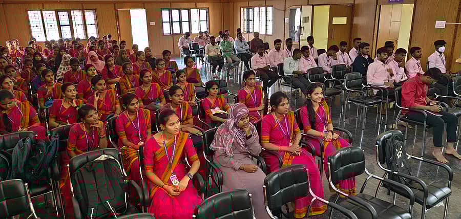ಹಾವೇರಿ ಗಾಂಧಿಭವನದಲ್ಲಿ ರಾಷ್ಟ್ರಕವಿ ಕುವೆಂಪು ಅವರ ಜನ್ಮದಿನದ ಅಂಗವಾಗಿ ಸೋಮವಾರ ಹಮ್ಮಿಕೊಂಡಿದ್ದ ‘ವಿಶ್ವ ಮಾನವ ದಿನಾಚರಣೆ– 2025’ ಕಾರ್ಯಕ್ರಮದಲ್ಲಿ ಪಾಲ್ಗೊಂಡಿದ್ದ ವಿದ್ಯಾರ್ಥಿಗಳು 