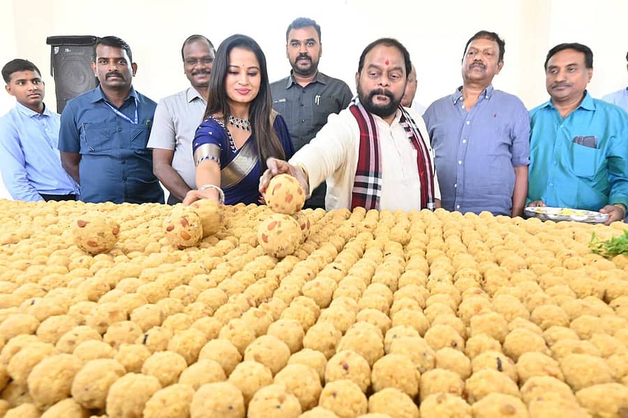 ಶರವಣ ಚಾರಿಟಬಲ್ ಟ್ರಸ್ಟ್‌ನಿಂದ ವೈಕುಂಠ ಏಕಾದಶಿ ಅಂಗವಾಗಿ ಭಕ್ತರಿಗೆ ಒಂದು ಲಕ್ಷ ಲಡ್ಡುಗಳನ್ನು ವಿತರಿಸುತ್ತಿದ್ದು, ಬಸವನಗುಡಿಯ ಡಿವಿಜಿ ರಸ್ತೆಯ ಶ್ರೀ ಸಾಯಿಗೋಲ್ಡ್ ಪ್ಯಾಲೆಸ್‌ನ ಪಾರ್ಟಿಹಾಲ್‌ನಲ್ಲಿ ವಿಧಾನ ಪರಿಷತ್‌ ಸದಸ್ಯ ಟಿ.ಎ.ಶರವಣ ಅವರು ಲಡ್ಡುಗಳನ್ನು ಪರಿಶೀಲಿಸಿದರು 