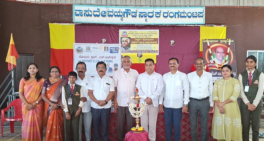 ನರಸಿಂಹರಾಜಪುರದ ತಾಲ್ಲೂಕು ಒಕ್ಕಲಿಗರ ಸಂಘದ ಆಶ್ರಯದಲ್ಲಿ ಸೋಮವಾರ ನಡೆದ ವಿಶ್ವಮಾನವ ದಿನಾಚರಣೆಗೆ ತಾಲ್ಲೂಕು ಒಕ್ಕಲಿಗರ ಸಂಘದ ಅಧ್ಯಕ್ಷ ಎಲ್.ಎಂ.ಸತೀಶ್ ಚಾಲನೆ ನೀಡಿದರು