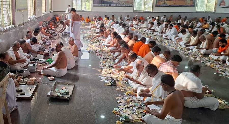 <div class="paragraphs"><p>ಮಂತ್ರಾಲಯದ ಶ್ರೀರಾಘವೇಂದ್ರ ಸ್ವಾಮಿಗಳ ಮಠದಲ್ಲಿನ ಹುಂಡಿ ತೆರೆದು ಸೋಮವಾರ ಮಠದ ಸಿಬ್ಬಂದಿ ಕಾಣಿಕೆ ಎಣಿಕೆ ಮಾಡಿದರು</p></div>