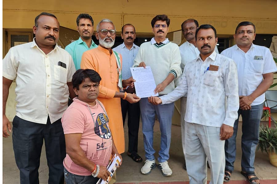 ರಬಕವಿ ಬನಹಟ್ಟಿಯಲ್ಲಿ ಕರ್ನಾಟಕ ರಾಜ್ಯ ನೇಕಾರ ಸೇವಾ ಸಮಿತಿಯ ರಾಜ್ಯ ಘಟಕದ ಅಧ್ಯಕ್ಷ ಶಿವಲಿಂಗ ಟಿರಕಿ ಮತ್ತು ನೇಕಾರರ ಮುಖಂಡರು ವಿವಿಧ ಬೇಡಿಕೆಗಳಿಗೆ ಆಗ್ರಹಿಸಿ ತಹಶೀಲ್ದಾರ್ ಗಿರೀಶ ಸ್ವಾದಿಯವರಿಗೆ ಮನವಿ ಸಲ್ಲಿಸಿದರು