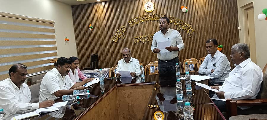 ಅಳ್ನಾವರ ಪಟ್ಟಣ ಪಂಚಾಯತಿ ಸಭಾ ಭವನದಲ್ಲಿ ನಡೆದ ಭಜೆಟ ಪೂರ್ವಭಾವಿ ಸಭೆಯಲ್ಲಿ ಮುಖ್ಯಾಧಿಕಾರಿ ಪ್ರಕಾಶ ಮಗದಮು ಮಾತನಾಡಿದರು.