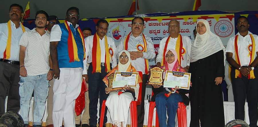 ಎನ್‌ಡಬ್ಲುಕೆಆರ್‌ಟಿಸಿ ಹುಬ್ಬಳ್ಳಿ ಗ್ರಾಮಾಂತರ ವಿಭಾಗದ ಕನ್ನಡ ಕ್ರಿಯಾ ಸಮಿತಿ ವತಿಯಿಂದ ಹುಬ್ಬಳ್ಳಿಯ ಹೊಸೂರು ಪ್ರಾದೇಶಿಕ ಬಸ್ ನಿಲ್ದಾಣದ ಆವರಣದಲ್ಲಿ ಸೋಮವಾರ ಹಮ್ಮಿಕೊಂಡಿದ್ದ ಕಾರ್ಯಕ್ರಮದಲ್ಲಿ ವಿದ್ಯಾರ್ಥಿಗಳಿಗೆ ಪ್ರತಿಭಾ ಪುರಸ್ಕಾರ ಪ್ರದಾನ ಮಾಡಲಾಯಿತು