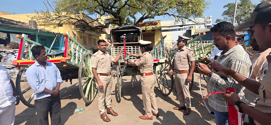 ರಾವೂರು ಗ್ರಾಮದಲ್ಲಿ ಸೋಮವಾರ ಅಪರಾಧ ತಡೆ ಮಾಸಾಚಾರಣೆ ಪ್ರಯುಕ್ತ ಶಹಾಬಾದ್‌ ಡಿವೈಎಸ್ಪಿ ಶಂಕರಗೌಡ ಪಾಟೀಲ ಎತ್ತಿನ ಬಂಡಿಗಳಿಗೆ ರೇಡಿಯಂ ಸ್ಟಿಕ್ಕರ್‌ ಅಂಟಿಸಿದರು