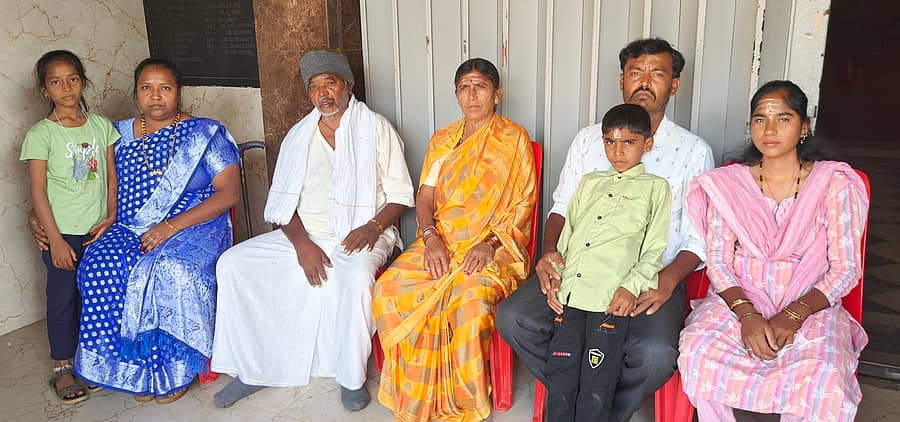 ಹಾವೇರಿ ಹುಕ್ಕೇರಿಮಠದ ಸದಾಶಿವ ಸ್ವಾಮೀಜಿ ಅವರ ತಂದೆ ಫಕ್ಕೀರಯ್ಯ, ತಾಯಿ ಪಾರ್ವತಮ್ಮ ಹಾಗೂ ಕುಟುಂಬದವರು