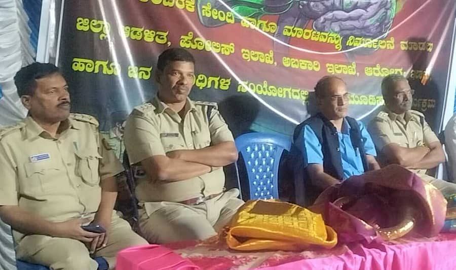 ರಾಯಚೂರಿನ ಹರಿಜನವಾಡ ಬಡಾವಣೆಯಲ್ಲಿ ಆಯೋಜಿಸಿದ್ದ ಸಿ.ಎಚ್ ಮಿಶ್ರಿತ ಕಲಬೆರಕೆ ಸೇಂದಿ ಸೇವನೆಯಿಂದಾಗುವ ದುಷ್ಪರಿಣಾಮಗಳ ಕುರಿತ ಜಾಗೃತಿ ಕಾರ್ಯಕ್ರಮದಲ್ಲಿ ಅಬಕಾರಿ ಇಲಾಖೆಯ ಉಪ ಆಯುಕ್ತ ಸಿ,ಕೆ,ಮಹೇಂದ್ರ, ಡಿವೈಎಸ್ಪಿ ಮೌನೇಶ, ಮಾನಸಿಕ ಆರೋಗ್ಯ ತಜ್ಞ ಡಾ.ಮನೋಹರ ಪತ್ತಾರ ಉಪಸ್ಥಿತರಿದ್ದರು