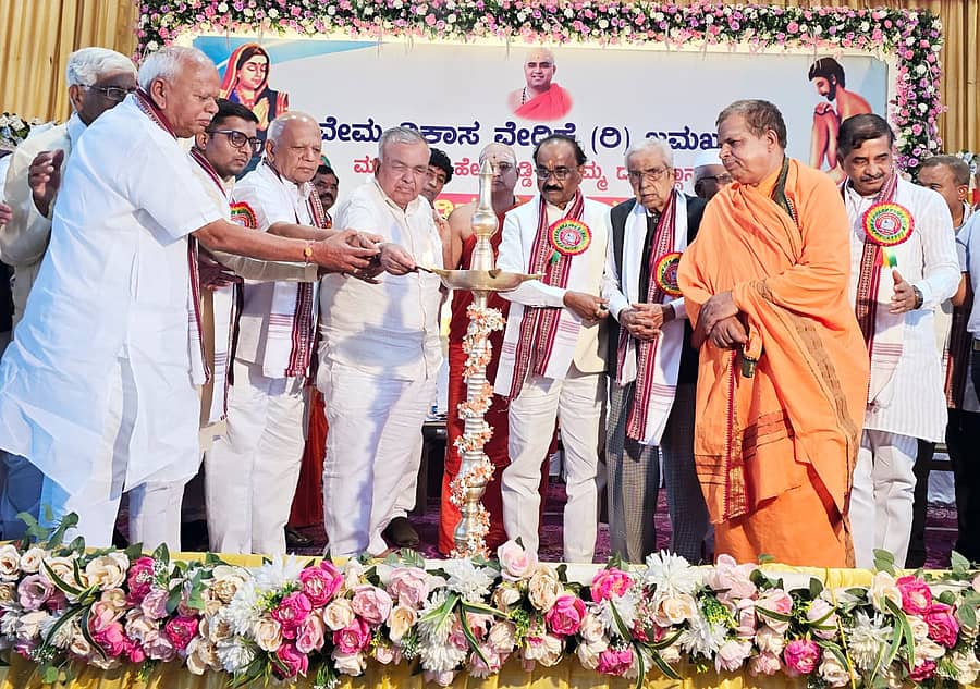 ಜಮಖಂಡಿ ವೇಮವಿಕಾಸ ವೇದಿಕೆಯ ಅಡಿಯಲ್ಲಿ ನಿರ್ಮಾಣಗೊಳ್ಳಲಿರುವ ಮಹಾಸಾದ್ವಿ ಹೇಮರಡ್ಡಿ ಮಲ್ಲಮ್ಮನವರ ದೇವಸ್ಥಾನದ ಅಡಿಗಲ್ಲು ಸಮಾರಂಭವನ್ನು ಸಚಿವ ರಾಮಲಿಂಗಾರೆಡ್ಡಿ ಉದ್ಘಾಟಿಸಿದರು