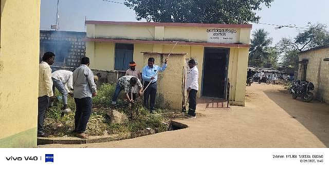 ವಡಗೇರಾ ಪಟ್ಟಣದ ಅಂನವಾಡಿ ಕೇಂದ್ರದ ಆವರಣವನ್ನು ಸ್ವಚ್ಚ ಮಾಡುವುದರ ಮೂಲಕ ಸ್ವಚ್ಚತಾ ಅಭಿಯಾನಕ್ಕೆ ತಾಪಂ ಇಒ ಮಲ್ಲಿಕಾರ್ಜುನ ಸಂಗ್ವಾರ ಚಾಲನೆ ನೀಡಿದರು