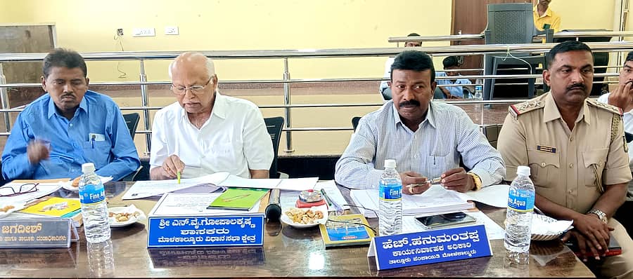 ಮೊಳಕಾಲ್ಮುರಿನಲ್ಲಿ ಶಾಸಕ ಎನ್.ವೈ. ಗೋಪಾಲಕೃಷ್ಣ ಅಧ್ಯಕ್ಷತೆಯಲ್ಲಿ ಸೋಮವಾರ ತ್ರೈಮಾಸಿಕ ಕೆಡಿಪಿ ಸಭೆ ನಡೆಯಿತು