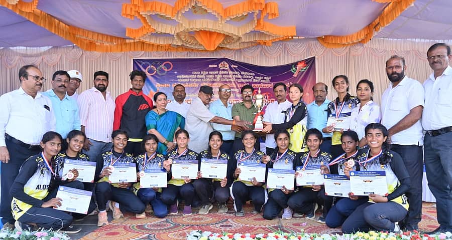 ಪದವಿ ಪೂರ್ವ ಕಾಲೇಜುಗಳ ರಾಜ್ಯಮಟ್ಟದ ಥ್ರೋಬಾಲ್ ಸ್ಪರ್ಧೆಯಲ್ಲಿ ಚಾಂಪಿಯನ್ ಆಗಿ ಹೊರಹೊಮ್ಮಿದ ದಕ್ಷಿಣ ಕನ್ನಡ ಜಿಲ್ಲೆಯ ಬಾಲಕಿಯರ ತಂಡಕ್ಕೆ ಬಹುಮಾನ ವಿತರಿಸಲಾಯಿತು.