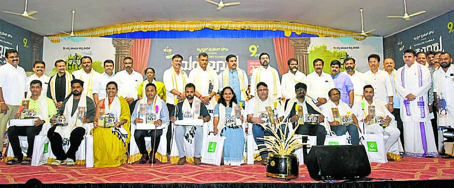 <div class="paragraphs"><p>ಮಂಗಳೂರು ಕಂಬಳದಲ್ಲಿ ಉದ್ಯಮಿಗಳನ್ನು ಸನ್ಮಾನಿಸಲಾಯಿತು. ಸಂಸದ ಕ್ಯಾ.ಬ್ರಿಜೇಶ್‌ ಚೌಟ, ಬಿಜೆಪಿ ರಾಜ್ಯ ಘಟಕದ ಅಧ್ಯಕ್ಷ ಬಿ.ವೈ. ವಿಜಯೇಂದ್ರ ಮತ್ತಿತರರು ಪಾಲ್ಗೊಂಡಿದ್ದರು.</p></div>