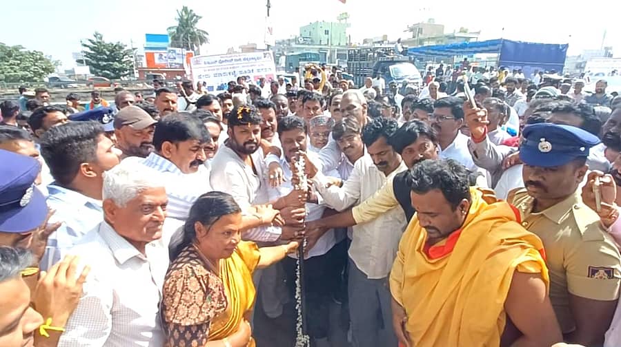 ಚಿಕ್ಕಬಳ್ಳಾಪುರ ತಾಲ್ಲೂಕಿನ ಪೆರೇಸಂದ್ರ ಗ್ರಾಮದಲ್ಲಿ ರಸ್ತೆ ಅಭಿವೃದ್ಧಿ ಕಾಮಗಾರಿಗೆ ಶಾಸಕ ಪ್ರದೀಪ್ ಈಶ್ವರ್ ಭೂಮಿ ಪೂಜೆ ನೆರವೇರಿಸಿದರು 