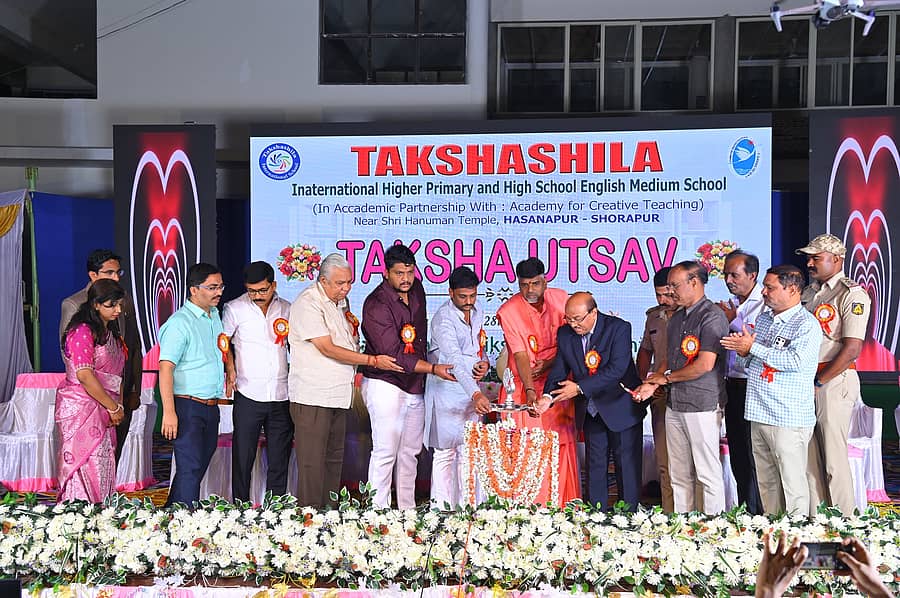 ಸುರಪುರದ ತಕ್ಷಶಿಲಾ ಇಂಟರ್ನ್ಯಾಷನಲ್ ಶಾಲೆಯಲ್ಲಿ ಭಾನುವಾರ ತಕ್ಷಶಿಲಾ ಉತ್ಸವವನ್ನು ಸಂಸ್ಥಾನಿಕ ರಾಜಾ ಲಕ್ಷ್ಮೀ ನಾರಾಯಣ ನಾಯಕ ಉದ್ಘಾಟಿಸಿದರು