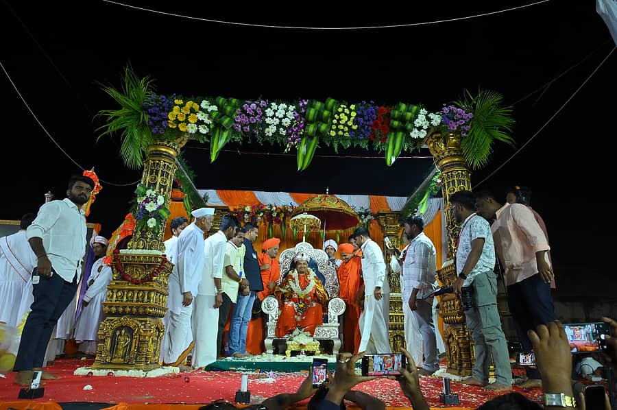 ಹಾವೇರಿ ಜಿಲ್ಲಾ ಕ್ರೀಡಾಂಗಣದಲ್ಲಿ ಸೋಮವಾರ ಹಮ್ಮಿಕೊಂಡಿದ್ದ ಕಾರ್ಯಕ್ರಮದಲ್ಲಿ ಬೆಳ್ಳಿ ಸಿಂಹಾಸನದಲ್ಲಿ ಆಸೀನರಾದ ಹುಕ್ಕೇರಿಮಠದ ಸದಾಶಿವ ಸ್ವಾಮೀಜಿ ಅವರಿಗೆ ಭಕ್ತರು ನಮಿಸಿದರು