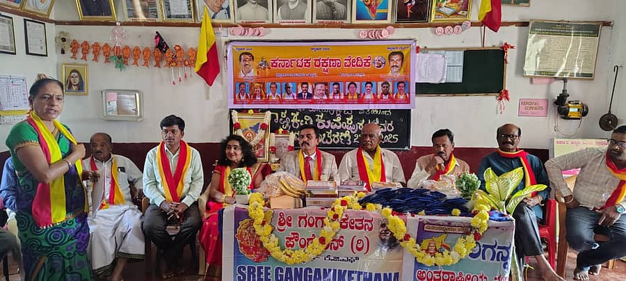 ಕೆಜಿಎಫ್‌ ತಾಲ್ಲೂಕು ಪೆದ್ದಪಲ್ಲಿ ಗ್ರಾಮದಲ್ಲಿ ಸೋಮವಾರ ವಿಶ್ವ ಮಾನವ ದಿನಾಚರಣೆಯನ್ನು ಆಚರಿಸಲಾಯಿತು. ಈ ವೇಳೆ ಎಚ್‌.ರಾಮಚಂದ್ರಪ್ಪ, ಮದಿರಪ್ಪ, ಎನ್‌.ಆರ್‌.ಪುರುಷೋತ್ತಮ ಇದ್ದರು