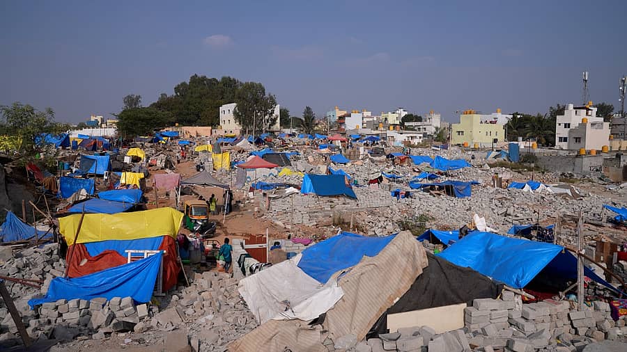 ನೆಲಸಮಗೊಂಡಿರುವ ಕೋಗಿಲು ಬಂಡೆ ಪ್ರದೇಶದಲ್ಲಿ ಅಲ್ಲಲ್ಲಿರುವ ತಾತ್ಕಾಲಿಕ ಟೆಂಟ್‌ ಮನೆಗಳು