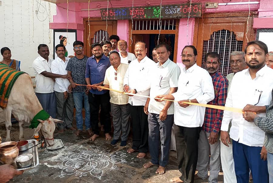 ಮುದ್ದೇಬಿಹಾಳ : ಪಟ್ಟಣದ ಬನಶಂಕರಿ ದೇವಿ ಜಾತ್ರಾ ಮಹೋತ್ಸವಕ್ಕೆ ಮಂಗಳವಾರ ಬ್ಲಾಕ್ ಕಾಂಗ್ರೆಸ್ ಅಧ್ಯಕ್ಷ ಗುರು ತಾರನಾಳ ಗೋಪೂಜೆ ಮೂಲಕ ಚಾಲನೆ ನೀಡಿದರು.