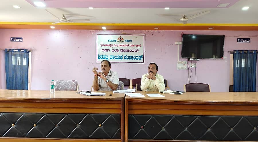 ಶಿರಹಟ್ಟಿಯ ತಾಲ್ಲೂಕು ಪಂಚಾಯಿತಿ ಸಭಾಭವನದಲ್ಲಿ ಮಂಗಳವಾರ ಸಾಮಾನ್ಯ ಸಭೆಯಲ್ಲಿ ತಾಲ್ಲೂಕು ಪಂಚಾಯಿತಿ   ಆಡಳಿತಾಧಿಕಾರಿ ಎ.ಎ.ಕಂಬಾಳಿಮಠ ಮಾತನಾಡಿದರು