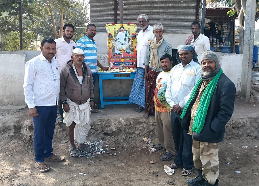 ಸವಡಿ ಗ್ರಾಮದಲ್ಲಿ ವಿಷ್ಣು ಸೇನಾ ಸಮಿತಿ ವತಿಯಿಂದ ವಿಷ್ಣುವರ್ಧನ್ ಪುಣ್ಯಸ್ಮರಣೆ ಅಂಗವಾಗಿ ಭಾವಚಿತ್ರಕ್ಕೆ ಪೂಜೆ ಸಲ್ಲಿಸಲಾಯಿತು