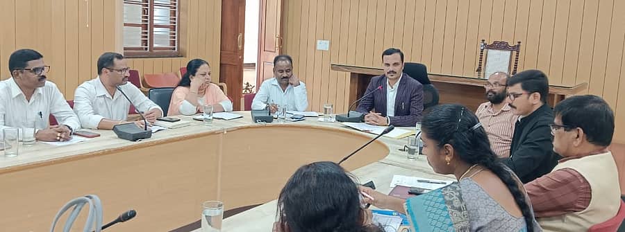 ಮೈಸೂರಿನಲ್ಲಿ ಈಚೆಗೆ ನಡೆದ ಬಹುರೂಪಿ ರಾಷ್ಟ್ರೀಯ ನಾಟಕೋತ್ಸವದ ಪೂರ್ವಭಾವಿ ಸಭೆಯಲ್ಲಿ ಹೆಚ್ಚುವರಿ ಜಿಲ್ಲಾಧಿಕಾರಿ ಪಿ.ಶಿವರಾಜು ಮಾತನಾಡಿದರು