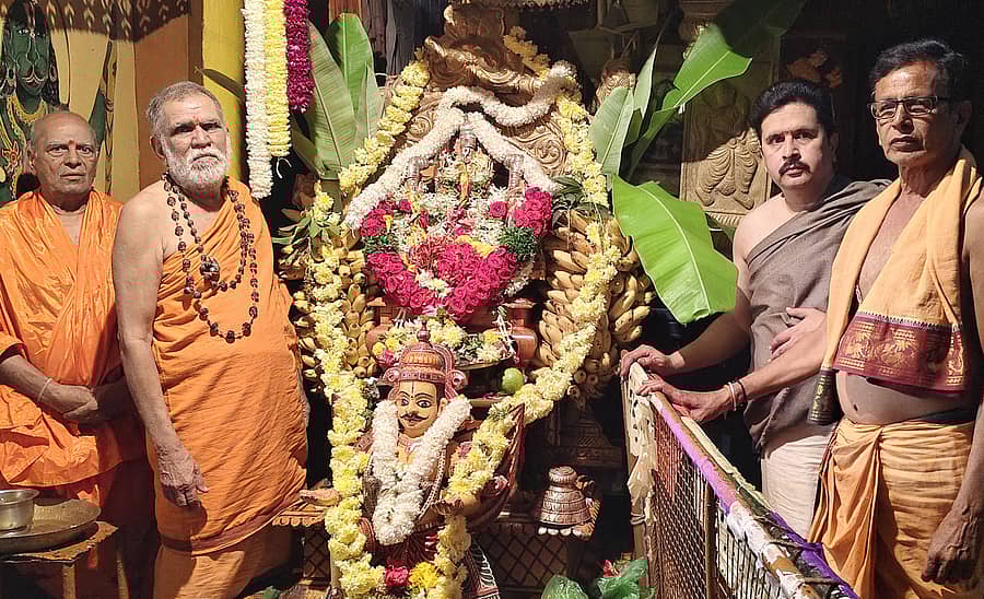 ಕಂಪ್ಲಿಯ ಲಕ್ಷ್ಮೀವೆಂಕಟರಮಣ ದೇವಸ್ಥಾನದಲ್ಲಿ ವೈಕುಂಠ ಏಕಾದಶಿ ಪ್ರಯುಕ್ತ ದೇವರಿಗೆ ಪುಷ್ಪ, ತುಳಸೀಮಾಲೆಗಳಿಂದ ಅಲಂಕರಿಸಲಾಗಿತ್ತು