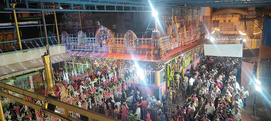 ದಾವಣಗೆರೆಯ ಎಂಸಿಸಿ ‘ಬಿ’ ಬ್ಲಾಕ್‌ನ ಲಕ್ಷ್ಮಿ ವೆಂಕಟೇಶ್ವರಸ್ವಾಮಿ ದೇವಸ್ಥಾನದಲ್ಲಿ ಮಂಗಳವಾರ ದೇವರ ದರ್ಶನಕ್ಕೆ ಸೇರಿದ್ದ ಭಕ್ತರು