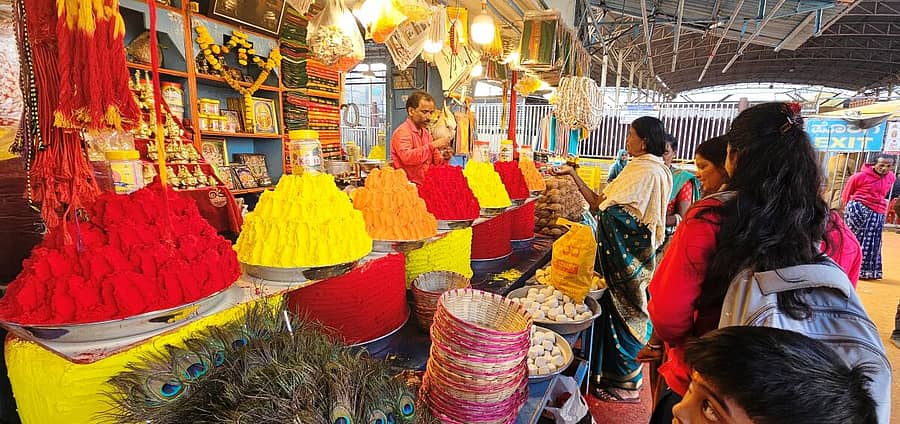 <div class="paragraphs"><p>ಬನದ ಹುಣ್ಣಿಮೆ ಜಾತ್ರೆ ಅಂಗವಾಗಿ ಯಲ್ಲಮ್ಮನಗುಡ್ಡದಲ್ಲಿ ಅಂಗಡಿಗಳು ಸಿಂಗಾರಗೊಂಡಿರುವುದು</p></div>