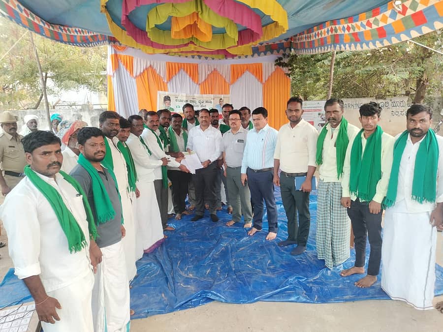 ಕನಕಗಿರಿಯ ತಹಶೀಲ್ದಾರ್ ಕಚೇರಿ ಮುಂದೆ ನಡೆದ ಪ್ರತಿಭಟನೆಯ ಸ್ಥಳಕ್ಕೆ ಭೇಟಿ ನೀಡಿದ ಉಪ ವಿಭಾಗಾಧಿಕಾರಿ ಮಹೇಶ ಮಾಲಗಿತ್ತಿ ಅವರಿಗೆ ರೈತರು‌ ಮನವಿ ಸಲ್ಲಿಸಿದರು