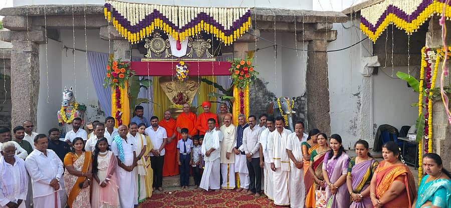 ಹೊಸದುರ್ಗದ ಕಸಬಾ ಹೋಬಳಿಯ ಬಾಗೂರು ಗ್ರಾಮದ ಚೆನ್ನಕೇಶವ ಸ್ವಾಮಿ ದೇವಾಲಯದಲ್ಲಿ ಭೂ ವೈಕುಂಠ ಸೇವಾ ದರ್ಶನ ಪಡೆದ ಮಠಾಧೀಶರು ಹಾಗೂ ಮುಖಂಡರು