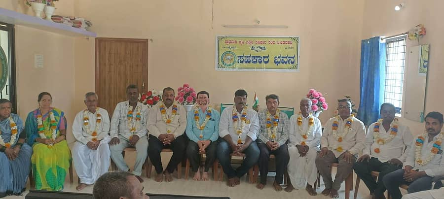 ಲಕ್ಷ್ಮೇಶ್ವರ ತಾಲ್ಲೂಕಿನ ಅಡರಕಟ್ಟಿ ಪ್ರಾಥಮಿಕ ಕೃಷಿ ಪತ್ತಿನ ಸಹಕಾರ ಸಂಘದ ಆಡಳಿತ ಮಂಡಳಿಗೆ ಸೋಮವಾರ ನಡೆದ ಚುನಾವಣೆಯಲ್ಲಿ ಅವಿರೋಧವಾಗಿ ಆಯ್ಕೆಯಾದ ಆಡಳಿತ ಮಂಡಳಿ