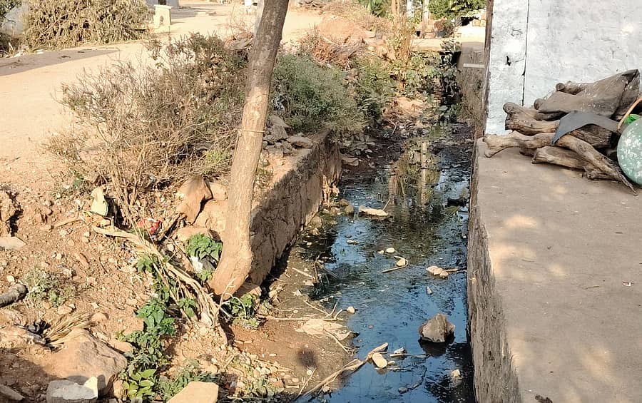 ಗಜೇಂದ್ರಗಡ ಸಮೀಪದ ಲಕ್ಕಲಕಟ್ಟಿ ಗ್ರಾಮದ ಸೂಡಿ ರಸ್ತೆಯಲ್ಲಿರುವ ತಾಂಡಾದಲ್ಲಿನ ಚರಂಡಿಯ ದುಸ್ಥಿತಿ