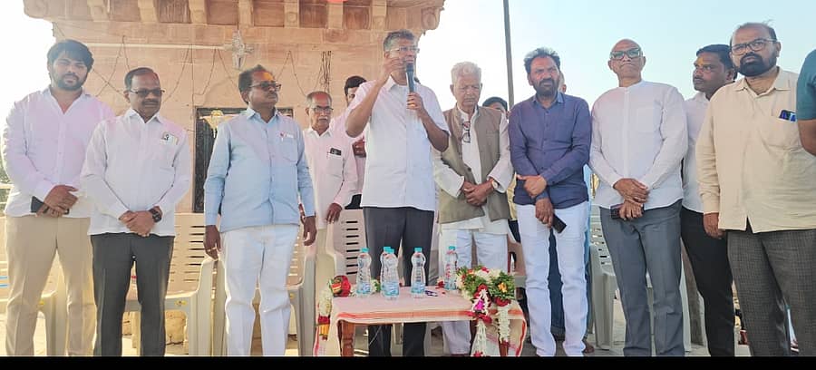 ಜಿಲ್ಲಾ ಉಸ್ತುವಾರಿ ಸಚಿವ ಸತೀಶ ಜಾರಕಿಹೊಳಿ ಅವರು ರಾಯಬಾಗ ತಾಲ್ಲೂಕಿನ ವಿವಿಧ ಗ್ರಾಮಗಳಲ್ಲಿ ಕೆರೆ ತುಂಬುವ ಕಾಮಗಾರಿ ವೀಕ್ಷಣೆ ಮಾಡಿ ಮಾತನಾಡಿದರು