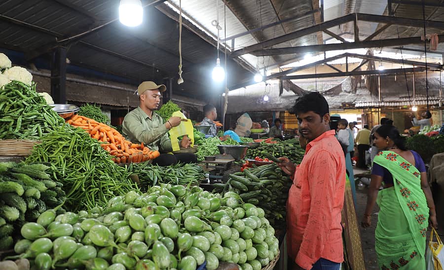 ರಾಯಚೂರಿನ ಉಸ್ಮಾನಿಯಾ ತರಕಾರಿ ಮಾರುಕಟ್ಟೆಯಲ್ಲಿ ತರಕಾರಿ ಖರೀದಿಸುತ್ತಿರುವ ಗ್ರಾಹಕರು/ ಶ್ರೀನಿವಾಸ ಇನಾಂದಾರ್