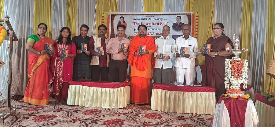 ಬಸವನಬಾಗೇವಾಡಿಯಲ್ಲಿ ಶಿಕ್ಷಣಾಧಿಕಾರಿ ಮಂಜುನಾಥ ಗುಳೇದಗುಡ್ಡ ಹಾಗೂ ಅವರ ಪುತ್ರಿ ಭುವನಾ ಗುಳೇದಗುಡ್ಡ ಅವರ ಕೃತಿಗಳನ್ನು ಹಿರಿಯ ಸಾಹಿತಿ ರಾಜಶೇಖರ ಮಠಪತಿ ಹಾಗೂ ಗಣ್ಯರು ಬಿಡುಗಡೆಗೊಳಿಸಿದರು