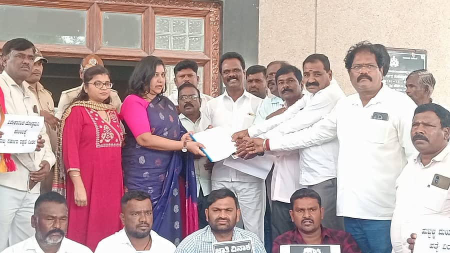 ಹುಬ್ಬಳ್ಳಿ ತಾಲ್ಲೂಕಿನ ಇನಾಮ ವೀರಪುರ ಗ್ರಾಮದಲ್ಲಿ ಮಾನ್ಯ ದೊಡ್ಡಮನಿ ಹತ್ಯೆ ಆರೋಪಿಗಳಿಗೆ ಕಠಿಣ ಶಿಕ್ಷೆ ನೀಡಬೇಕು ಎಂದು ಒತ್ತಾಯಿಸಿ ಜಿಲ್ಲಾ ಮಾದಿಗ ಸಂಘಟನೆಗಳ ಒಕ್ಕೂಟದಿಂದ ಮಂಗಳವಾರ ಜಿಲ್ಲಾಡಳಿತ ಭವನದಲ್ಲಿ ಜಿಲ್ಲಾಧಿಕಾರಿ ಸಿ.ಟಿ.ಶಿಲ್ಪಾನಾಗ್ ಅವರ ಮೂಲಕ ಮುಖ್ಯಮಂತ್ರಿಗೆ ಮನವಿ ಸಲ್ಲಿಸಲಾಯಿತು