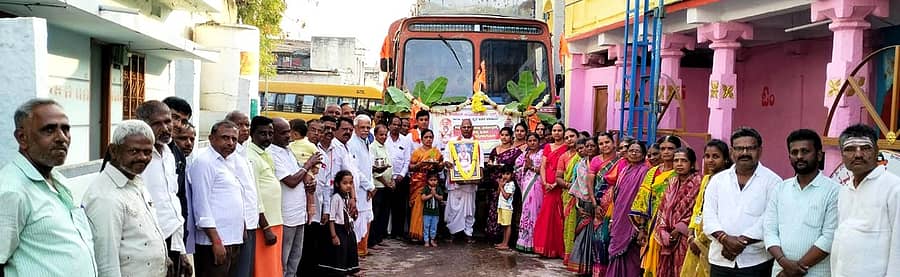 ಕಾರಟಗಿಯ ಶ್ರೀಗುರು ಶಿವಯೋಗಿ ಚನ್ನಬಸವ ಸೇವಾ ಟ್ರಸ್ಟ್‌ ನೇತೃತ್ವದಲ್ಲಿ ಗಂಗಾವತಿಯ ತಾತನ ಜಾತ್ರೆಗೆ ಸಂಗ್ರಹಿಸಿದ್ದ ಲಾಡು, ರೊಟ್ಟಿ, ಅಕ್ಕಿಯನ್ನು ಮಂಗಳವಾರ ಲಾರಿಯಲ್ಲಿ ಲೋಡ್‌ ಮಾಡಿ ಕಳುಹಿಸಿದರು