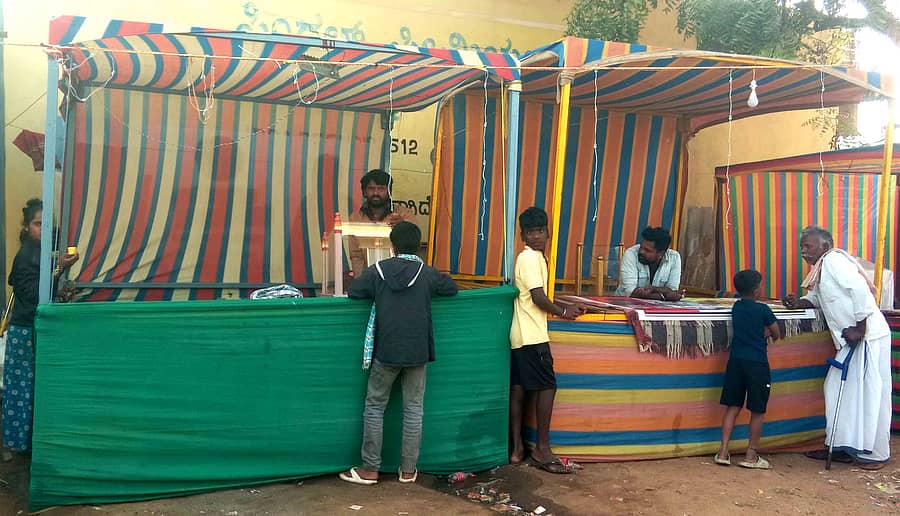 ಮೊಳಕಾಲ್ಮುರು ತಾಲ್ಲೂಕಿನ ಗ್ರಾಮವೊಂದರಲ್ಲಿ ಈಚೆಗೆ ನಡೆದ ಜಾತ್ರೆಯುಲ್ಲಿ ಹಾಕಿದ್ದ ಜೂಜು ಮಾದರಿ ಆಟದ ಕೇಂದ್ರಗಳು