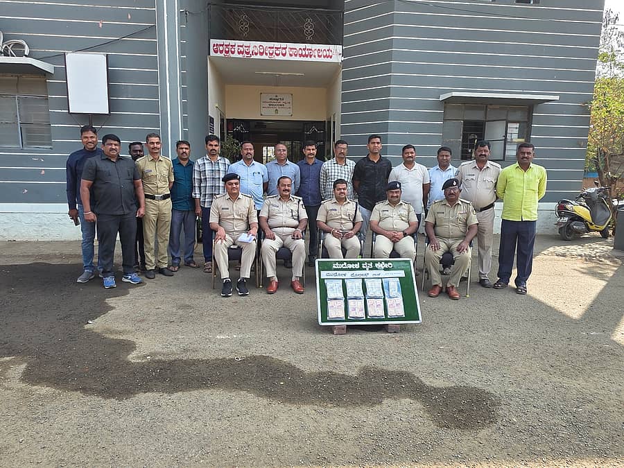 ಹಂದಿ ಕಳವು ಪ್ರಕರಣದ ಆರೋಪಿಗಳಿಂದ ವಶಪಡಿಸಿಕೊಳ್ಳಲಾದ ಹಣವನ್ನು ಮುಧೋಳದ ಸಿಪಿಐ ಕಚೇರಿಯಲ್ಲಿ ಪ್ರದರ್ಶಿಸಲಾಯಿತು. ಎಸ್ಪಿ ಸಿದ್ಧಾರ್ಥ ಗೊಯಲ್, ಅಧಿಕಾರಿಗಳು ಹಾಗೂ ಸಿಬ್ಬಂದಿ ಹಾಜರಿದ್ದರು