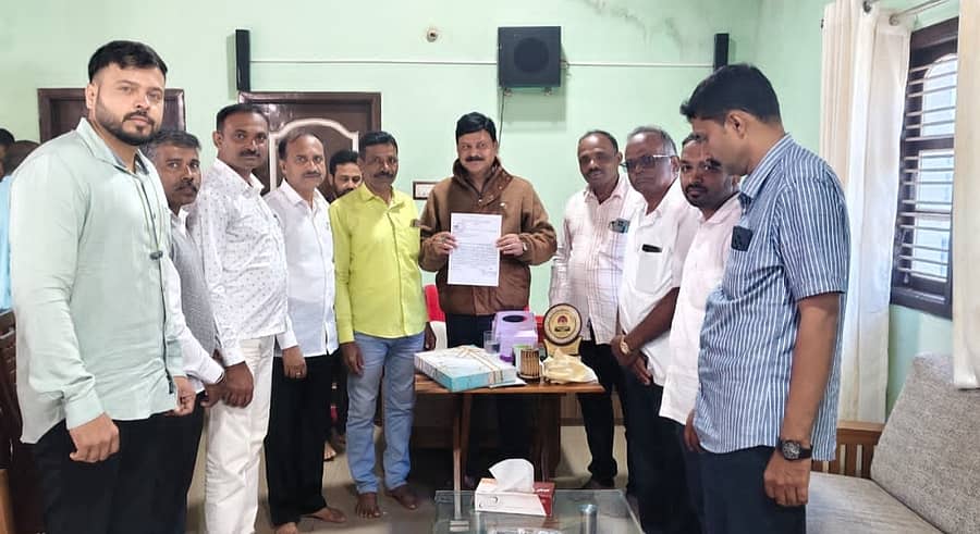 ಹೊಸಕೊಪ್ಪ ಸಹಕಾರ ಸಂಘದ ಸದಸ್ಯರು ಮಂಗಳವಾರ ಶಾಸಕರಿಗೆ ಮನವಿ ಸಲ್ಲಿಸಿದರು