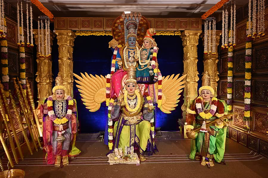 ಹುಬ್ಬಳ್ಳಿಯ ಇಸ್ಕಾನ್‌ ದೇವಸ್ಥಾನದಲ್ಲಿ ಮಂಗಳವಾರ ಗರುಡ ವಾಹನ ಶ್ರೀಲಕ್ಷ್ಮಿ ನಾರಾಯಣ ಸ್ವಾಮಿಗೆ ವಿಶೇಷ ಅಲಂಕಾರ ಮಾಡಿ ಪೂಜಿಸಲಾಯಿತು 
