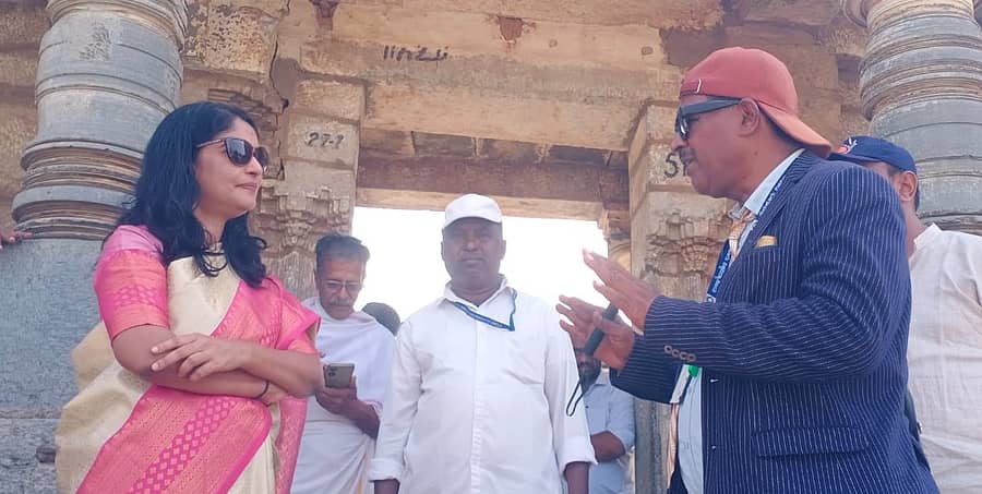 ಹಳೇಬೀಡಿನ ಜೈನ ಬಸದಿ ಆವರಣದಲ್ಲಿ ಮಂಗಳವಾರ ಹಾಸನ ಜಿಲ್ಲಾಧಿಕಾರಿ ಕೆ.ಎಸ್.ಲತಾಕುಮಾರಿ ಸ್ಥಳೀಯರಿಂದ ಮೂಲಸೌಲಭ್ಯ ಅಗತ್ಯಗಳು ಕುರಿತು ಮಾಹಿತಿ ಪಡೆದುಕೊಂಡರು 