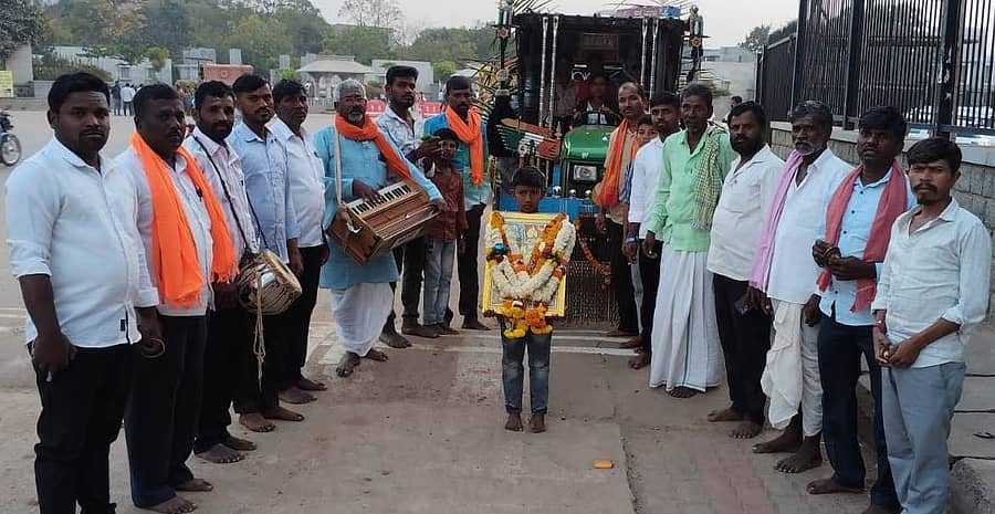 ಯಲಬುರ್ಗಾ ತಾಲ್ಲೂಕು ಗದಗೇರಿ ಗ್ರಾಮದ ಭಕ್ತರು ಕೊಪ್ಪಳದ ಗವಿಸಿದ್ದೇಶ್ವರ ಜಾತ್ರೆಗೆ ರೊಟ್ಟಿ ಹಾಗೂ ಅಕ್ಕಿಯನ್ನು ದೇಣಿಗೆಯಾಗಿ ಸಮರ್ಪಿಸಿದರು