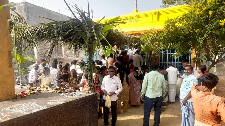 <div class="paragraphs"><p>ಕಾರಟಗಿಯ ವೆಂಕಟೇಶ್ವರ ದೇವಾಲಯದಲ್ಲಿ ವೈಕುಂಠ ಏಕಾದಶಿ ನಿಮಿತ್ತ ಮಂಗಳವಾರ ದರ್ಶನ ಪಡೆಯಲು ಭಕ್ತರು ಸಾಲುಗಟ್ಟಿ ನಿಂತಿದ್ದರು</p></div>