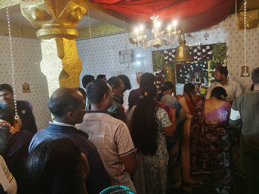 ಜಗಳೂರು  ಗೊಲ್ಲರಹಟ್ಟಿ ಗ್ರಾಮದಲ್ಲಿ ಮಂಗಳವಾರ ಮಹಿಳಾ ಭಕ್ತರು ಸರದಿಯಲ್ಲಿ ವೈಕುಂಠ ಏಕಾದಶಿ ಅಂಗವಾಗಿ ವೆಂಕಟೇಶ್ವರ ಸ್ವಾಮಿಯ ದರ್ಶನ ಪಡೆದರು