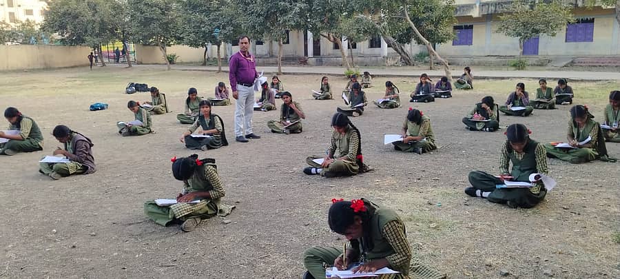 ಜೇವರ್ಗಿ ಪಟ್ಟಣದ ಸರ್ಕಾರಿ ಕನ್ಯಾ ಪ್ರೌಢಶಾಲೆಯ ವಿದ್ಯಾರ್ಥಿಗಳು ಕಿರು ಪರೀಕ್ಷೆ ಬರೆಯುತ್ತಿರುವುದು