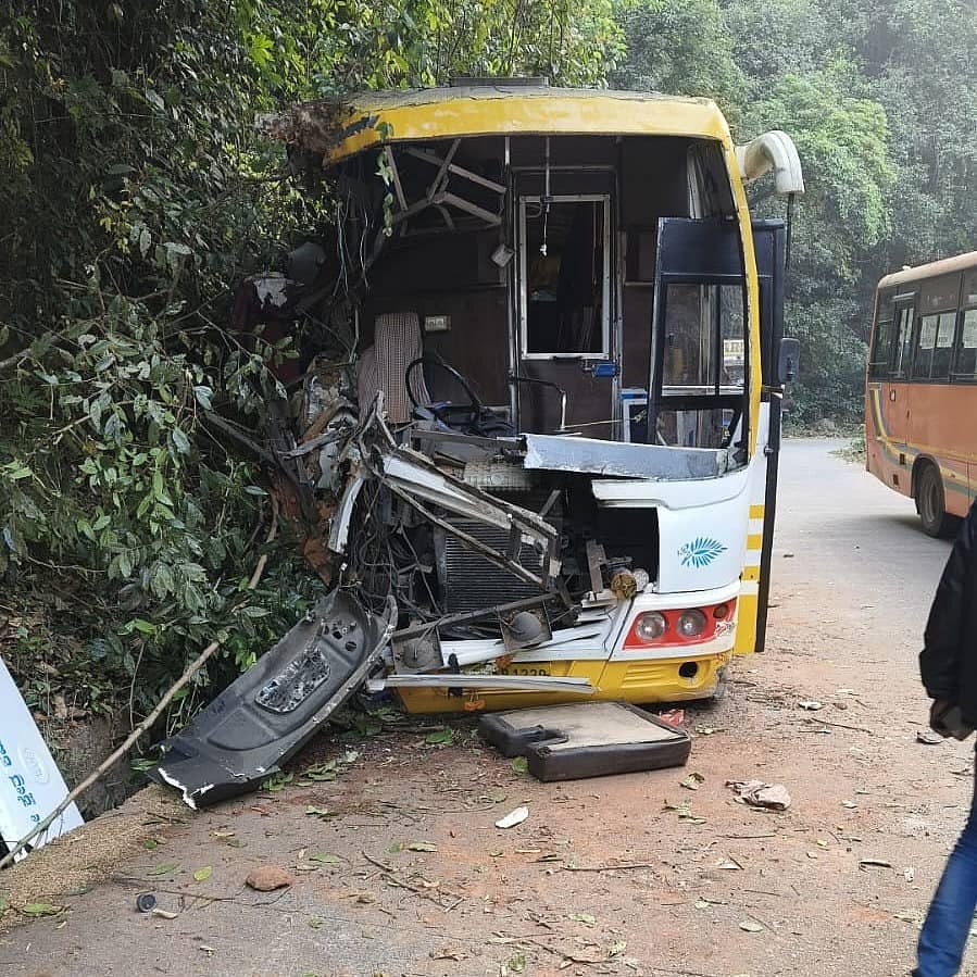 <div class="paragraphs"><p>ಹುಲಿಕಲ್ ಘಾಟ್‌ನಲ್ಲಿ ಧರೆಗೆ ಗುದ್ದಿದ ಬಸ್</p></div>