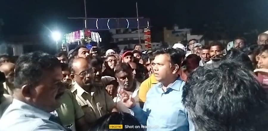 ಮದ್ದೂರು ತಾಲ್ಲೂಕಿನ ಕೊಪ್ಪ ಹೋಬಳಿಯ ಅಬಲವಾಡಿ ಗ್ರಾಮದ ಪ್ರಸಿದ್ಧ ಶ್ರೀ ತೋಪಿನ ತಿಮ್ಮಪ್ಪ ಸ್ವಾಮಿ ದೇಗುಲವನ್ನು ಮುಜರಾಯಿ ಇಲಾಖೆ ಸುಪರ್ದಿಗೆ ತೆಗೆದುಕೊಳ್ಳಲು ತಹಶೀಲ್ದಾರ್ ಪರಶುರಾಮ್ ಸತ್ತಿಗೇರಿ ನೇತೃತ್ವದಲ್ಲಿ ಅಧಿಕಾರಿಗಳು ಮುಂದಾದಾಗ ಗ್ರಾಮಸ್ಥರು ತೀವ್ರ ಆಕ್ರೋಶ ವ್ಯಕ್ತಪಡಿಸಿದರು