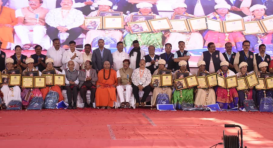 ಯಾದಗಿರಿಯಲ್ಲಿ ಮಂಗಳವಾರ ನಡೆದ ರಾಜ್ಯಮಟ್ಟದ 5ನೇ ವೈಜ್ಞಾನಿಕ ಸಮ್ಮೇಳನದಲ್ಲಿ ಸಾಧಕರಿಗೆ ಗಣ್ಯರು ರಾಜ್ಯಮಟ್ಟದ ‘ಚೈತನ್ಯ ಶ್ರೀ’ ಪ್ರಶಸ್ತಿ ಪ್ರದಾನ ಮಾಡಿದರು